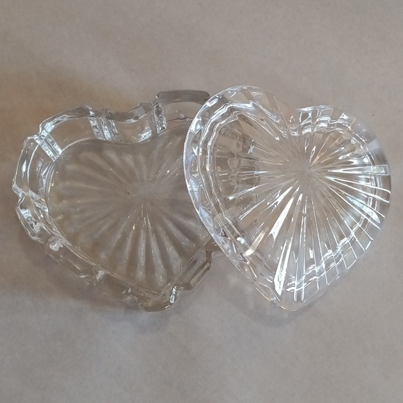 Lead crystal heart shaped dish with lid EUC jewelry box or trinket box LIKE NEW - Picture 2 of 7